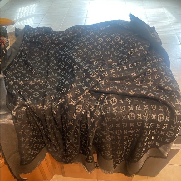 Louis Vuitton Charcoal Monogram Shawl - Picture 3 of 4